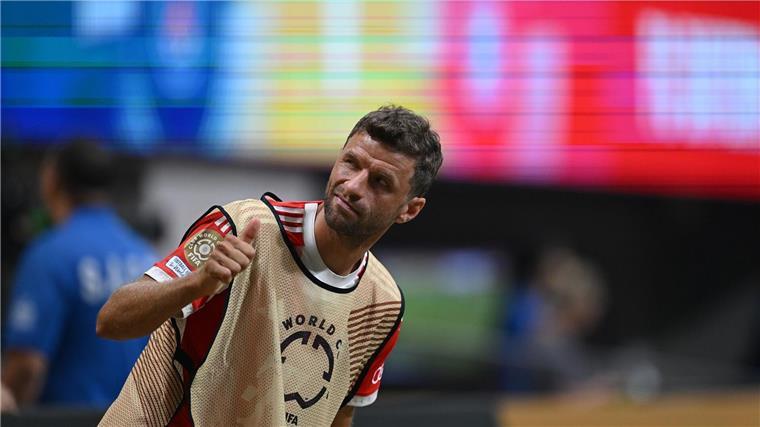Thomas Müller überrascht mit Schnurrbart im Bayern-Training Bei der Club-WM war Thomas Müller noch ohne Schnurrbart: Vor dem Abschied aus München wagte der Ur-Bayer nun noch ein kleines Look-Experiment.