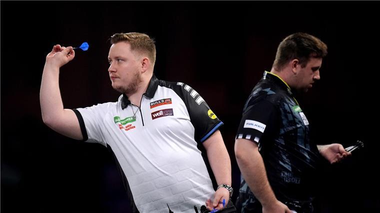 Schwache Doppel-Quote: Schindler scheitert früh Bei der Darts-WM in London ist Schindler (l) raus, Rydz weiter.