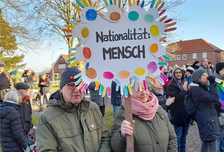 Demos gegen Rechtsextremismus zwischen Jade, Weser und Elbe: Die besten Bilder Bei der Demo gegen Rechtsextremismus in Beverstedt fallen viele Teilnehmer mit kreativen Plakaten auf.