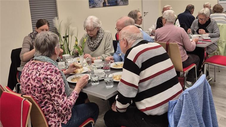 Ältere Menschen essen gemeinsam an Tischen. Bei der DRK-Aktion „Gemeinsam schmeckt es besser“ steht nicht nur der Eintopf, sondern vor allem das Miteinander am Mittagstisch im Mittelpunkt.