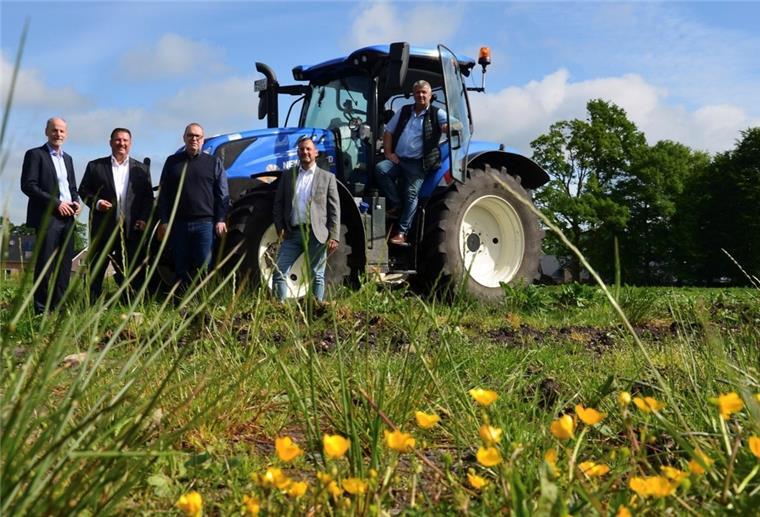 Bad Bederkesa: Wespa baut Zwischenlösung für Insekten Bei der Einsaat durch Heino Schween machen sich Vertreter von Wespa, IDB und der Stadt Geestland ein Bild von der Fläche.