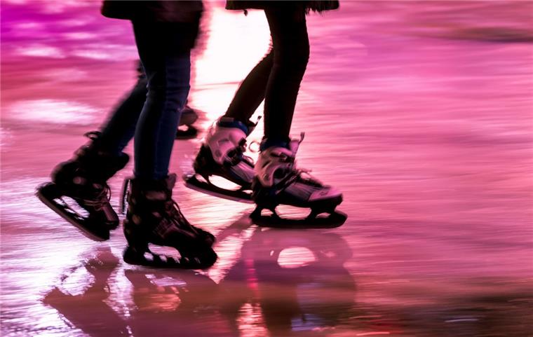 Bremerhaven: Eislaufsaison beginnt am Freitag mit einer Disco Bei der Eisdisco in der Eisarena Bremerhaven gibt es garantiert eine volle Hütte.