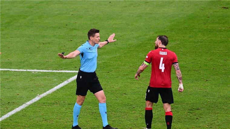 DFB prüft: Mecker-Regel auch in der Bundesliga? Bei der EM dürfen sich nur die Mannschafts-Kapitäne bei den Schiedsrichtern beschweren.