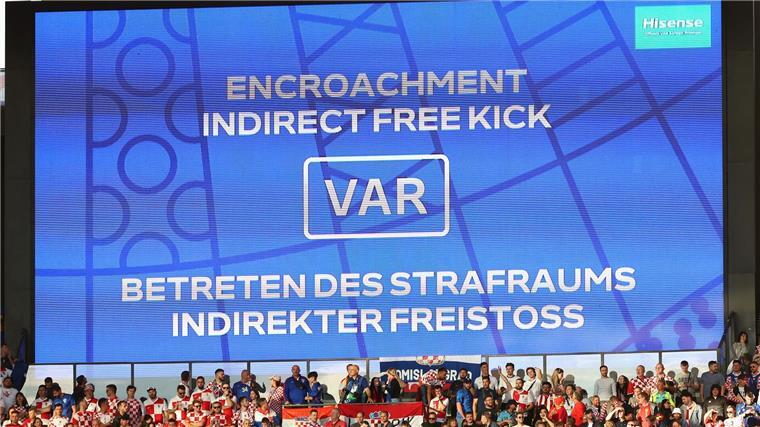 Chip im Ball, Fanpartys, Rumpelkicks: Was bleibt von der EM? Bei der EM werden VAR-Entscheidungen auf der Anzeigetafel erklärt