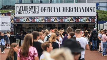 Bei der „Eras“-Tour von Taylor Swift 2024 in Gelsenkirchen standen viele Fans Schlange vor dem Merchandising-Stand. (Archivbild)