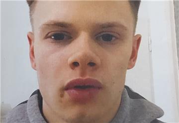 Ein junger Mann, der von der Polizei Bremen gesucht wird, schaut in die Kamera.