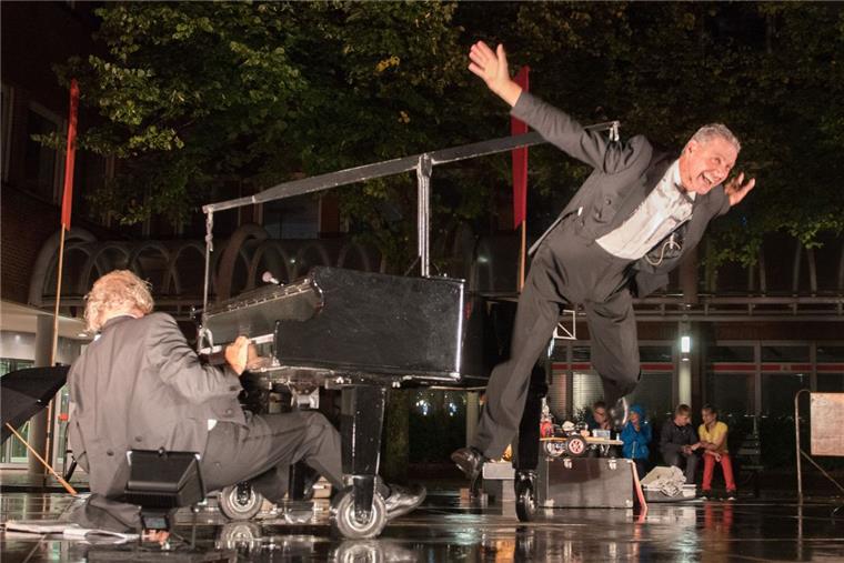 Straßenzirkus "La Strada" bietet in Rotenburg viel mehr als Akrobatik Bei der Eröffnung der neunten Auflage von „La Strada“ gingen die holländischen Musik-Comedians „Stenzel & Kivits“ auch gern mal in die Luft.