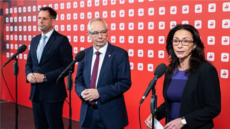 Bei der Eröffnung des Gewerkschaftskongresses in Hannover gehört Fahimi neben IGBC-Chef Michael Vassiliadis (M.) und Ministerpräsident Olaf Lies zu den Hauptrednern.