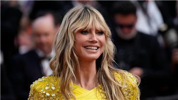 Bei der ersten Challenge mussten die Kandidatinnen und Kandidaten zu zweit vor einer Kamera posieren und Heidi Klum überzeugen.