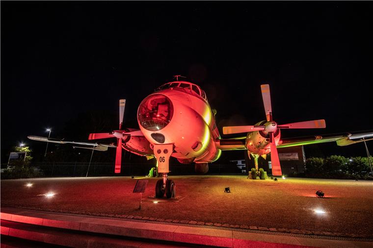 Spot on: Erste Lichterwoche an Wurster Küste Bei der ersten Lichterwoche an der Wurster Küste werden auch historische Fluggeräte des Nordholzer Aeronauticums in Szene gesetzt.