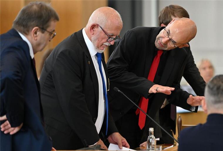 Bei der ersten Sitzung des Thüringer Landtags gibt es scharfe Kritik an den Alterspräsidenten der AfD, Jürgen Treutler (Mitte). 