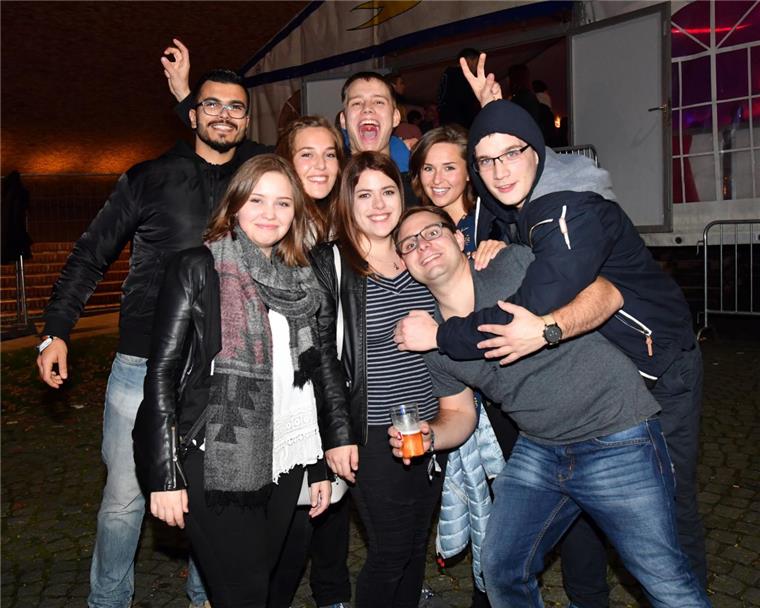 Fotogalerie der Erstsemesterparty: Hochschule Bremerhaven wird zum Partytempel Bei der Erstsemesterparty verwandelten die Gäste die Hochschule Bremerhaven in einen Partytempel.