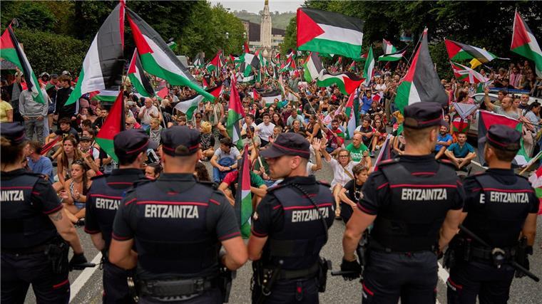 Nach Vuelta-Eklat: Friedliche Proteste und Ausreißer-Sieg Bei der Etappe in Bilbao ist es aufgrund der Pro-Palästina-Proteste zu einem Eklat gekommen.