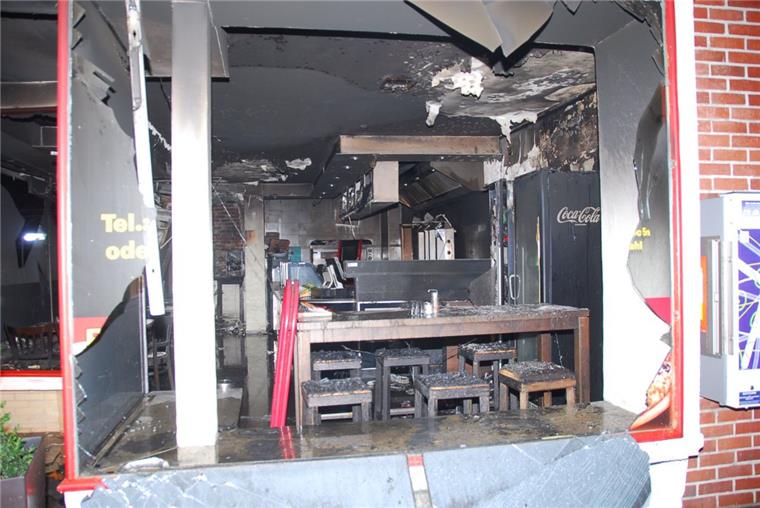 Döner-Imbiss explodiert in Bremervörde - Zwei Verletzte Bei der Explosion eines Imbisses in Bremervörde sind jetzt Brandbeschleuniger gefunden worden.