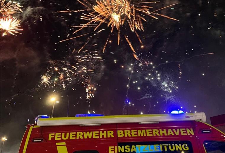 Chaoten in Bremerhaven beschießen Feuerwehr und Polizei mit Feuerwerk Bei der Feuerwehr Bremerhaven gingen in der Silvesternacht 26 Feuermeldungen und 73 Rettungsdiensteinsätze ein.