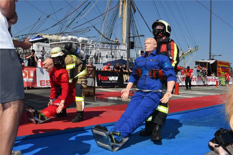Seestadtfest: Feuerwehr-Wettkämpfer, Bands und Street Food Bei der Firefighter Combat Challenge bringen Feuerwehrleute auf der Seebäderkaje vor dem russischen Vollschiff "Mir" Hochleistung in voller Schutzausrüstung.