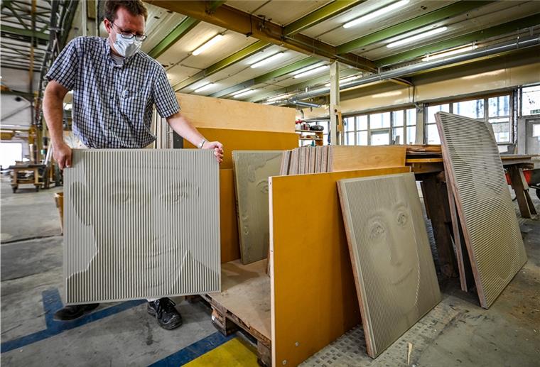 Bremerhaven: Wie die neue Fassade am Auswandererhaus entsteht Bei der Firma BWE in Lemwerder werden die Fassadenteile mit Portrait-Reliefs für den Erweiterungsbau des Deutschen Auswandererhauses gefertigt. Projektleiter Guido Harms zeigt die Matrizen. Foto Scheschonka