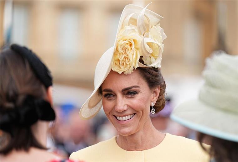 Madame Tussauds enthüllt neue Wachsfigur von Prinzessin Kate Bei der Gartenparty trug Kate ein pastellgelbes Kleid mit passendem Kopfschmuck, einem sogenannten Fascinator.