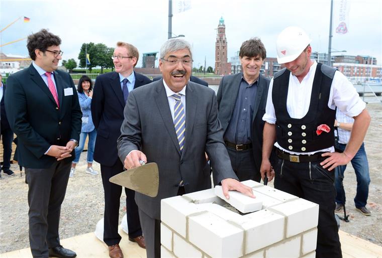 Grundsteinlegung für Luxushotel "Liberty" Bei der Grundsteinlegung für das Hotel „Liberty“ wird Oberbürgermeister Melf Grantz von Polier Thorsten Zierke assistiert. Dahinter von links:
Walter Brandner von der Raphael-Hotelgruppe sowie Stephan Meyerhoff und Architekt Andreas Heller von der Projektentwicklungsgesellschaft „Kaje der Auswanderung“, die als Bauherr fungiert und von Investoren aus Bremerhaven, Hamburg und Lübeck getragen wird. Fotos (2) Scheer