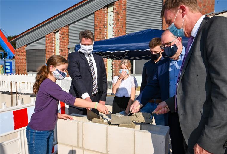Langener Gymnasium kostet noch mal 1,5 Millionen Euro mehr Bei der Grundsteinlegung in Langen war noch alles in Ordnung.