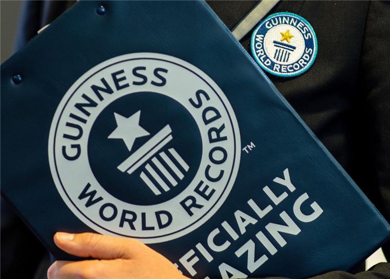 Guinness-Buch in Bildern: Rekorde werden im All und im Cuxland gejagd Bei der Jagd nach Rekorden haben Astronauten gute Chancen. Ihnen hilft manchmal ein Griff zur Gitarre.