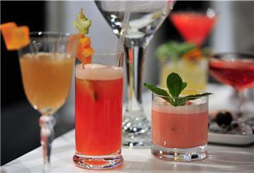 Bei der karibischen Nacht gibt es zur Musik von Alejandro Duenas für die Gäste Cocktails und Salsa.