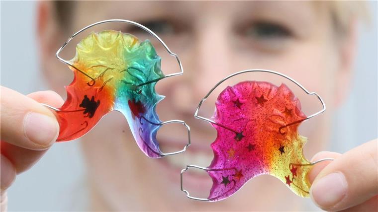 Bei der kieferorthopädischen Behandlung gibt es laut Barmer Unterschiede, die sich rein medizinisch nicht erklären lassen. (Archivbild)