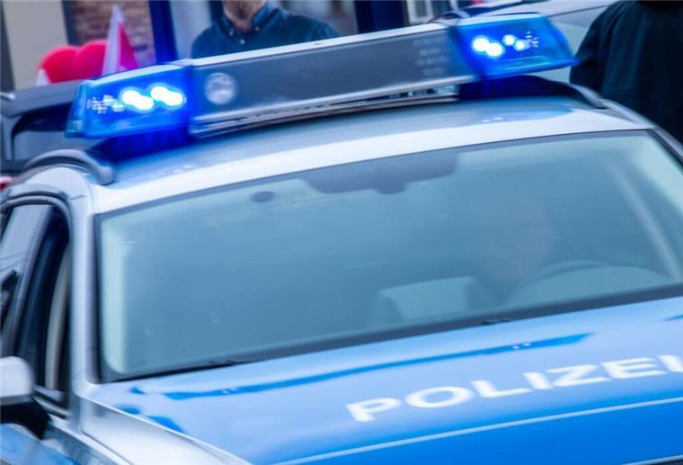 Verfolgungsfahrt mit der Polizei: Bremerhavener hat keinen Führerschein Ein Streifenwagen der Polizei mit eingeschaltetem Blaulicht.