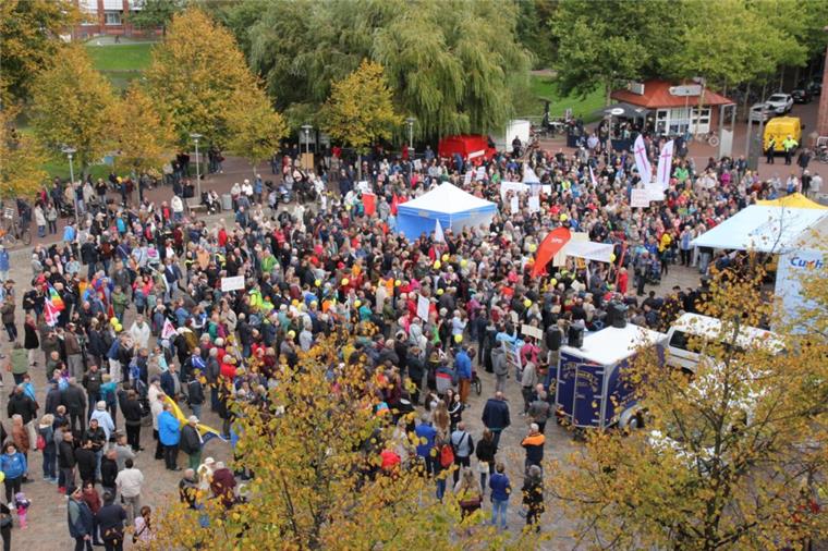 Demonstration in Cuxhaven gegen Rechts Bei der Kundgebung für "Respekt und Menschenwürde" sind in Cuxhaven viele Demonstranten zusammen gekommen.