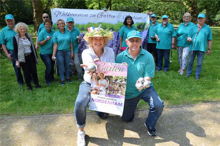Bei Garten und Ambiente in Nordenham dreht sich alles um die Provence Bei der Landpartie kann in diesem Jahr Boule gespielt werden. Der Betriebssportverband (BSV) Nordenham wird die beiden Bahnen, die es im Friedeburgpark gibt, betreuen. Im Vordergrund zu sehen sind Ilona Tetzlaff (Nordenham Marketing und Touristik) und Rainer Grunst (BSV).