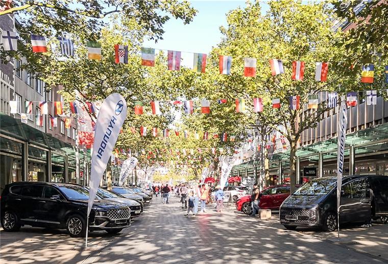 Flotte und moderne Autos rollen in die Bremerhavener City Mobilitätsmeile in der Bremerhavener Fußgängerzone