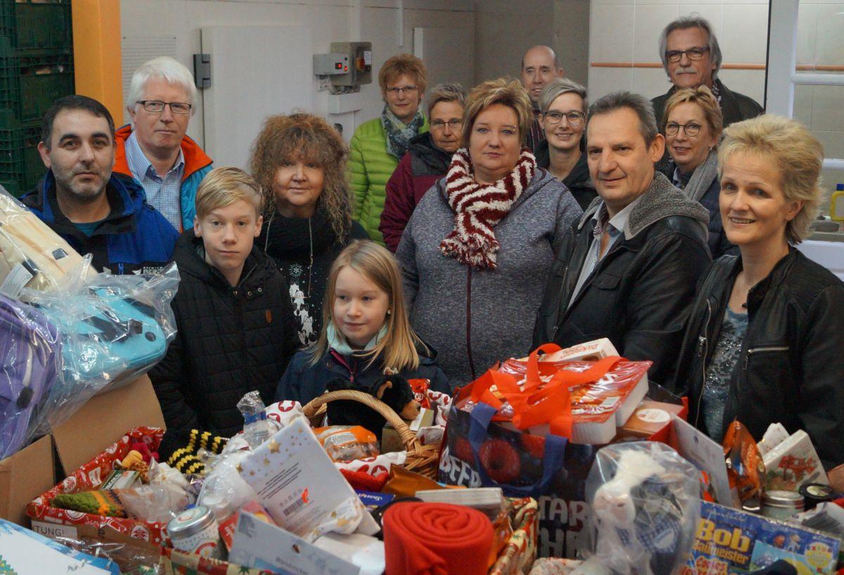 Bei der Nordenhamer Tafel türmten sich gestern Pakete. Viele Nordenhamer haben einen „umgekehrten Adventskalender“ abgegeben, um bedürftigen Familien eine Freude zu Weihnachten zu machen. Die Aktion hatte die WIN ins Leben gerufen.