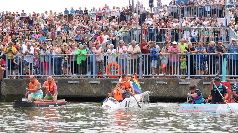 Bei der Papierboote-Regatta wird der Deich zur Zuschauer-Tribüne.