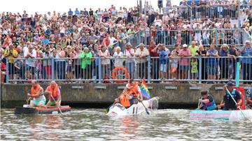 Bei der Papierboote-Regatta wird der Deich zur Zuschauer-Tribüne.