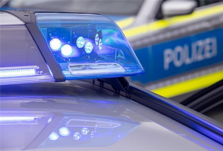  Der Schriftzug "Polizei" steht auf einem Einsatzfahrzeug. 