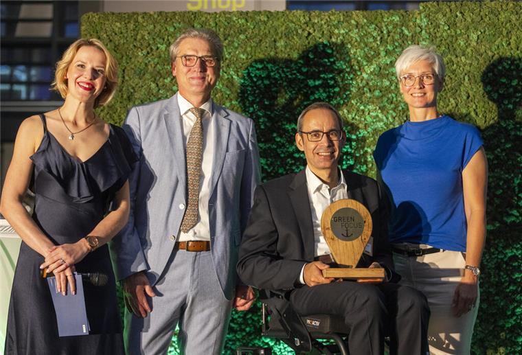 Bei der Preisverleihung (von links): Prof. Dr.-Ing. Benjamin Wagner vom Berg, Ingrid Hayen (Klimahaus Bremerhaven), Peter Drake (CMA CGM), Captain Piotr Bartoszewicz (UECC), Jan Thore Foss (UECC) und Robert Howe (Bremenports).