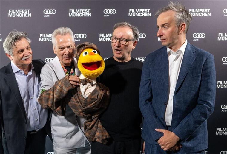 Böhmermann bringt „Hallo Spencer“ zurück – aber ohne Remake Bei der Premiere von „Hallo Spencer - Der Film“ beim Filmfest München steht Drehbuchautor Jan Böhmermann (rechts) zusammen mit dem Puppenerfinder Winfried Debertin (ganz links) und den Schauspielern Achim Hall (2.v.l) und Rainer Bock zusammen. Der Film kommt jetzt in die Mediathek und dann auch ins ZDF-Fernsehprogramm.