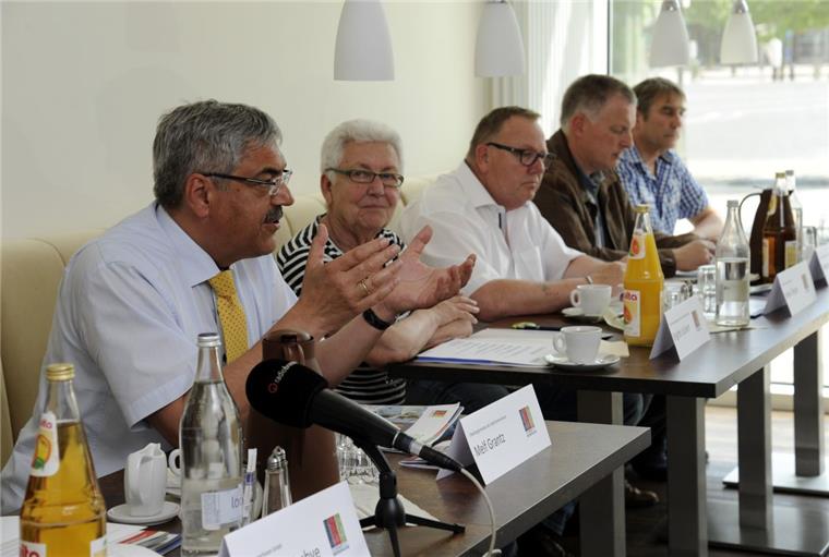 Bei der Pressekonferenz zum Seestadtfest im Frühstücksraum des Nordsee-Hotels mit dabei (von links). OB Melf Grantz, Stadtverordnetenvorsteherin Brigitte Lückert, Heino Tietjen von der Erlebnis Bremerhaven, Martin Rüter (City-Skipper) und Jens Ennen (Sportamt).