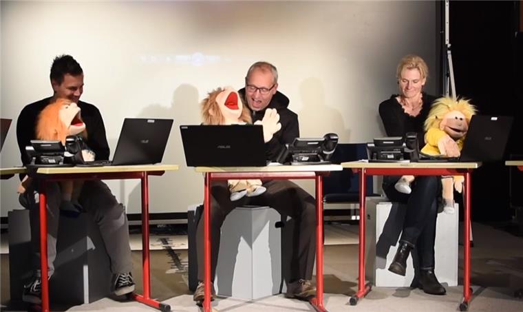 Mit Video: Stadtverwaltung Geestland lässt die Puppen tanzen Bei der Probe wirkt die Theaterszenerie noch etwas provisorisch, am 4. November soll sich die Bühne im Langener Gymnasium in ein real wirkendes Büro verwandeln, das fest in Puppenhand ist.