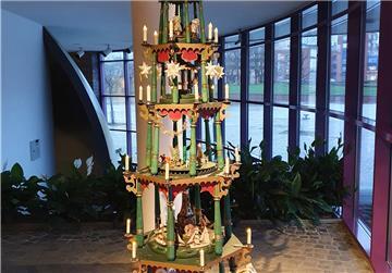 Im Foyer des Historischen Museums ist eine Weihnachtspyramide aus eigener Sammlung ausgestellt.