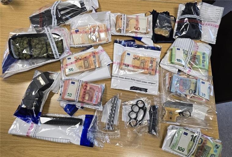 Polizei-Großeinsatz gegen Drogendealer: Razzia in Buxtehude, Jork und Hamburg Bei der Razzia konnten Waffen, Drogen und Bargeld sichergestellt werden.