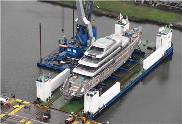Bei der Rönner-Werft wurde eine Luxusyacht ausgeschifft.