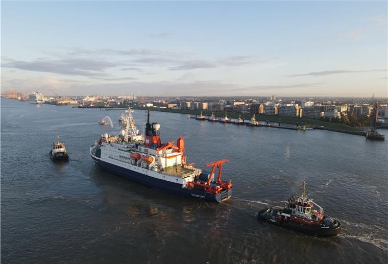 Ausschreibung der „Polarstern II“ Ende Juni Bei der Rückkehr von der „MOSAiC“-Expedition sah die „Polarstern“ äußerlich relativ gut aus. Doch in das Schiff muss immer mehr Geld gesteckt werden.