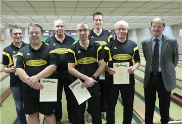 Bei der Siegerehrung waren (von links) Eckhard Lübben, Stephan Ostendorp, Heinz Ostermann, Wolfgang Krupp, Jörn Cordes, Erwin Tanzen und der Vorsitzende des Vereins Nordenhamer Sportkegler, Karl-Gustav Barnekow, anwesend.