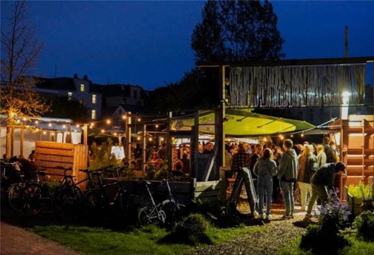 Mit Kopfhörern tanzen: Silent Disco heute Abend im Beet Bei der Silent Disco hört man von Außen nicht viel - aber dafür wummert der Bass auf den Kopfhörern der Tanzenden.