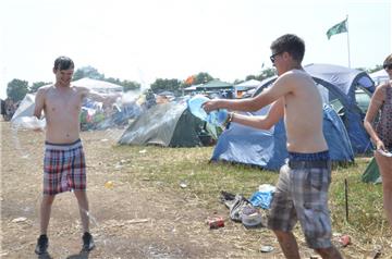 Bei der Sommerhitze liefern sich diese zwei Jungs aus Soltau eine Wasserschlacht...