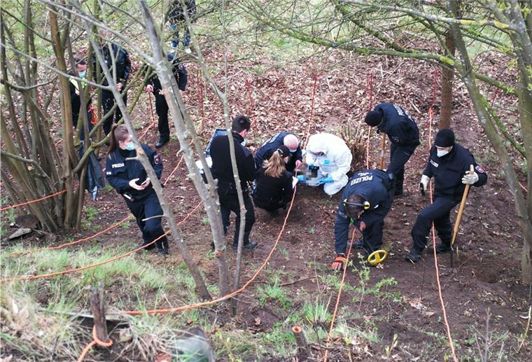 Mord in Visselhövede: Tatwaffe gefunden? Bei der Suche nach Beweismitteln im Mordfall Visselhövede hat die Polizei einen ersten Erfolg erzielt. Möglicherweise wurde die Tatwaffe in der Nähe der Autobahn bei Fallingbostel gefunden.