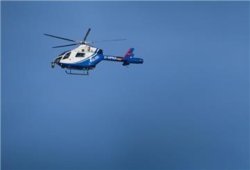 Bei der Suche nach den Einbrechern kam auch ein Polizeihubschrauber zum Einsatz - allerdings ohne Erfolg.