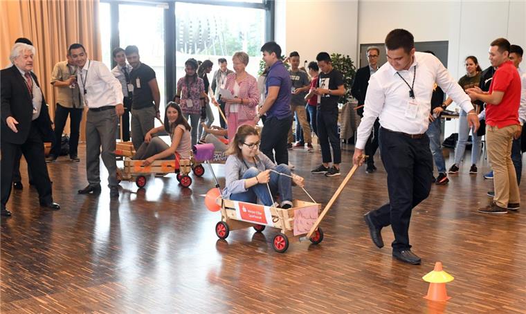 Hochschule Bremerhaven: 70 Studenten aus aller Welt bei Summer School zu Gast Bei der Summer School müssen die Teilnehmer Seifenkisten zusammen bauen und ein Rennen fahren.