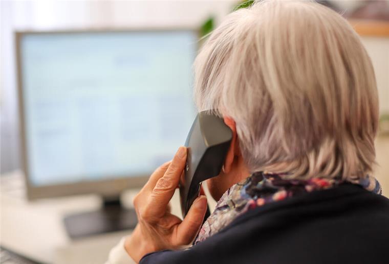 Bremische Kirche sucht telefonische Ersthelfer für die Seele Eine Mitarbeiterin der Telefonseelsorge sitzt an ihrem Arbeitsplatz